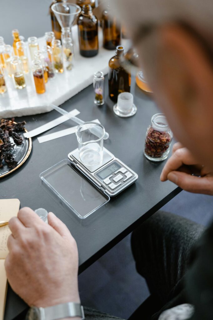 Frasco de aceite de aguacate Ilahiris para uso cosmético con crema y aguacates alrededor